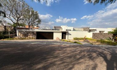 CASA EN RENTA EN CUMBRES DEL CAMPESTRE, 4 Recamaras con Baño, Alberca y Salón de Eventos