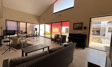 CASA EN RENTA EN CUMBRES DEL CAMPESTRE, 4 Recamaras con Baño, Alberca y Salón de Eventos