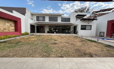 CASA EN RENTA EN CUMBRES DEL CAMPESTRE, 4 Recamaras con Baño, Alberca y Salón de Eventos