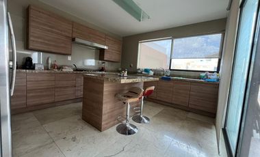 CASA EN RENTA EN CUMBRES DEL CAMPESTRE, 4 Recamaras con Baño, Alberca y Salón de Eventos