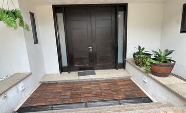 CASA EN RENTA EN CUMBRES DEL CAMPESTRE, 4 Recamaras con Baño, Alberca y Salón de Eventos