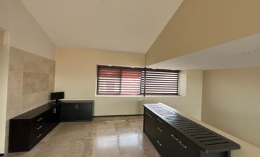 CASA EN RENTA EN CUMBRES DEL CAMPESTRE, 4 Recamaras con Baño, Alberca y Salón de Eventos