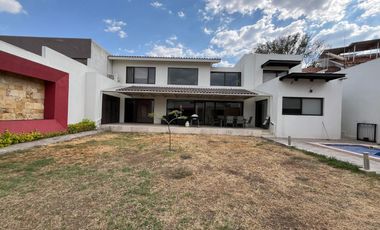 CASA EN RENTA EN CUMBRES DEL CAMPESTRE, 4 Recamaras con Baño, Alberca y Salón de Eventos