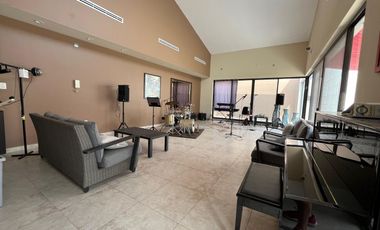 CASA EN RENTA EN CUMBRES DEL CAMPESTRE, 4 Recamaras con Baño, Alberca y Salón de Eventos