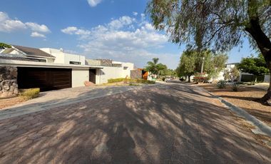 CASA EN RENTA EN CUMBRES DEL CAMPESTRE, 4 Recamaras con Baño, Alberca y Salón de Eventos