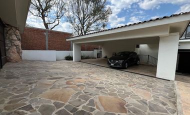 CASA EN RENTA EN CUMBRES DEL CAMPESTRE, 4 Recamaras con Baño, Alberca y Salón de Eventos