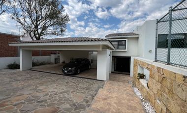 CASA EN RENTA EN CUMBRES DEL CAMPESTRE, 4 Recamaras con Baño, Alberca y Salón de Eventos