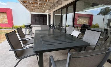 CASA EN RENTA EN CUMBRES DEL CAMPESTRE, 4 Recamaras con Baño, Alberca y Salón de Eventos