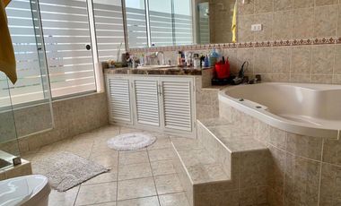 AMPLIA CASA CON PISCINA CERCA AL MAR 🏡💚