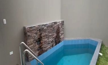 VENTA DE CASA EN ESTRENO DE TRES PISOS EN LA ENTRADA DE LA URB. MONTEBELLO