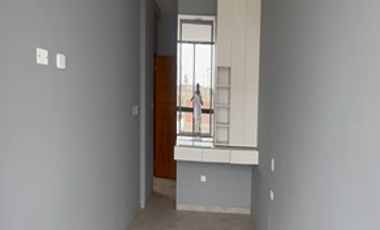 VENTA DE CASA EN ESTRENO DE TRES PISOS EN LA ENTRADA DE LA URB. MONTEBELLO