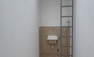 VENTA DE CASA EN ESTRENO DE TRES PISOS EN LA ENTRADA DE LA URB. MONTEBELLO