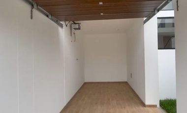 VENTA DE CASA EN ESTRENO DE TRES PISOS EN LA ENTRADA DE LA URB. MONTEBELLO