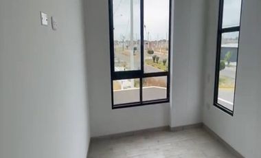 VENTA DE CASA EN ESTRENO DE TRES PISOS EN LA ENTRADA DE LA URB. MONTEBELLO