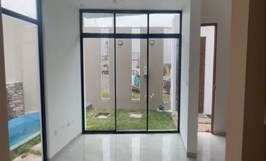 VENTA DE CASA EN ESTRENO DE TRES PISOS EN LA ENTRADA DE LA URB. MONTEBELLO