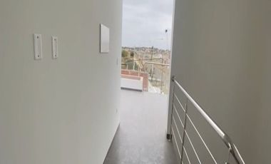 VENTA DE CASA EN ESTRENO DE TRES PISOS EN LA ENTRADA DE LA URB. MONTEBELLO