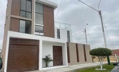 VENTA DE CASA EN ESTRENO DE TRES PISOS EN LA ENTRADA DE LA URB. MONTEBELLO