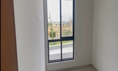 VENTA DE CASA EN ESTRENO DE TRES PISOS EN LA ENTRADA DE LA URB. MONTEBELLO