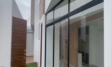 VENTA DE CASA EN ESTRENO DE TRES PISOS EN LA ENTRADA DE LA URB. MONTEBELLO