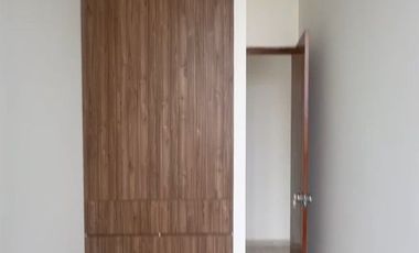 VENTA DE CASA EN ESTRENO DE TRES PISOS EN LA ENTRADA DE LA URB. MONTEBELLO