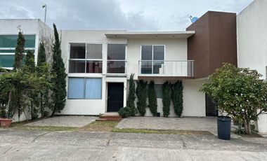 CASA EN RENTA CON ALBERCA, RESIDENCIAL LAS PALMAS