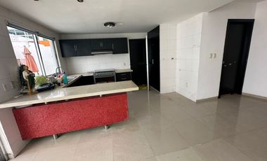 CASA EN RENTA CON ALBERCA, RESIDENCIAL LAS PALMAS