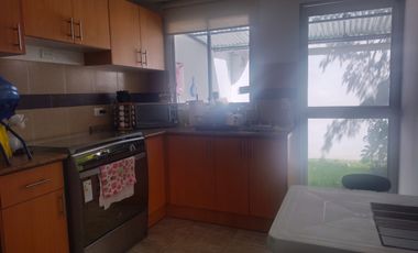 EN VENTA CASA MODERNA DE 2 PISOS. CONJUNTO VILLA PALERMO. MITAD DEL MUNDO