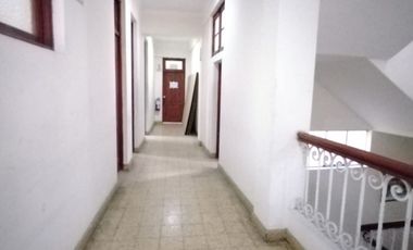 ALQUILO LOCAL DE 4 PISOS FRENTE A LA PLAZA DE ARMAS - EXCELENTE UBICACION EN ESQUINA- JIRON CALLAO