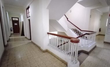 ALQUILO LOCAL DE 4 PISOS FRENTE A LA PLAZA DE ARMAS - EXCELENTE UBICACION EN ESQUINA- JIRON CALLAO