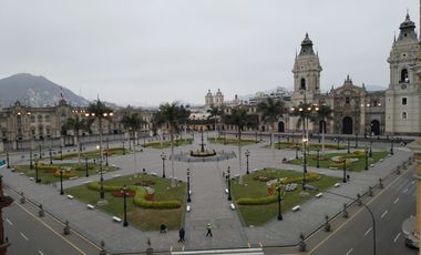 ALQUILO LOCAL DE 4 PISOS FRENTE A LA PLAZA DE ARMAS - EXCELENTE UBICACION EN ESQUINA- JIRON CALLAO