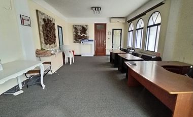 ALQUILO LOCAL DE 4 PISOS FRENTE A LA PLAZA DE ARMAS - EXCELENTE UBICACION EN ESQUINA- JIRON CALLAO