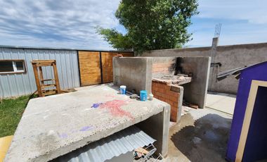 VENTA Apta crédito hipotecario Casa en barrio Solanas 3 dormitorios 2 baños y construccion en el fondo