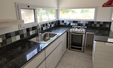 VENTA Apta crédito hipotecario Casa en barrio Solanas 3 dormitorios 2 baños y construccion en el fondo