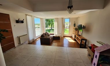 VENTA Apta crédito hipotecario Casa en barrio Solanas 3 dormitorios 2 baños y construccion en el fondo