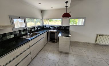 VENTA Apta crédito hipotecario Casa en barrio Solanas 3 dormitorios 2 baños y construccion en el fondo