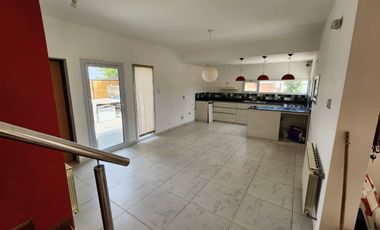 VENTA Apta crédito hipotecario Casa en barrio Solanas 3 dormitorios 2 baños y construccion en el fondo