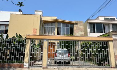 En Venta: Casa por Remodelar en Urb Humboldt