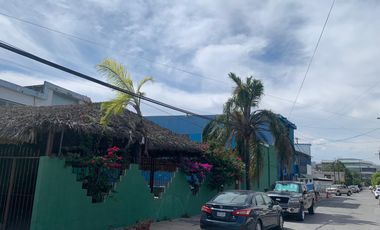 Venta de inmueble en esquina con locales, bodega, salón de eventos y escuela en San Nicolas de los Garza