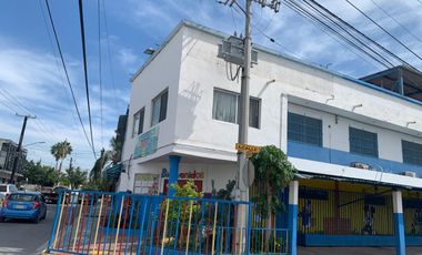 Venta de inmueble en esquina con locales, bodega, salón de eventos y escuela en San Nicolas de los Garza