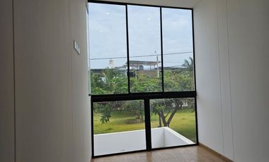 VENTA DE CASA DE TRES PISOS MIRAFLORES COUNTRY CLUB FRENTE A PARQUE