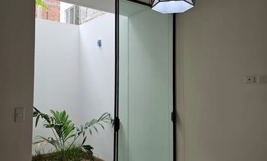 VENTA DE CASA DE TRES PISOS MIRAFLORES COUNTRY CLUB FRENTE A PARQUE