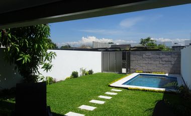 CASA SOLA EN VENTA EN CUERNAVACA ZONA SUR CON ALBERCA CLIMATIZADA  Y JARDÍN PRIVADO FRACCIONAMIENTO CON VIGILANCIA Y ACCESO CONTROLADO