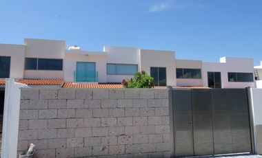 CASA SOLA EN VENTA EN CUERNAVACA ZONA SUR CON ALBERCA CLIMATIZADA  Y JARDÍN PRIVADO FRACCIONAMIENTO CON VIGILANCIA Y ACCESO CONTROLADO