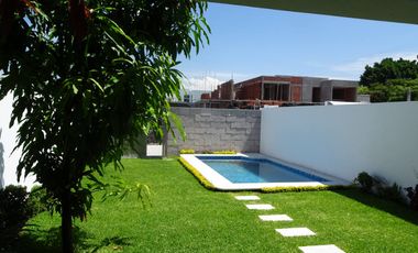 CASA SOLA EN VENTA EN CUERNAVACA ZONA SUR CON ALBERCA CLIMATIZADA  Y JARDÍN PRIVADO FRACCIONAMIENTO CON VIGILANCIA Y ACCESO CONTROLADO
