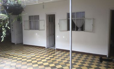 VENDO LOTE CON CASA PARA REMODELAR O CONSTRUIR