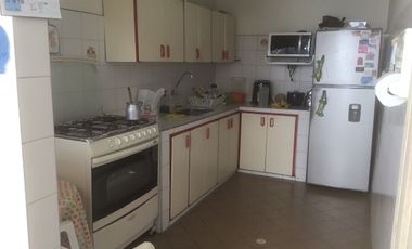 VENDO LOTE CON CASA PARA REMODELAR O CONSTRUIR