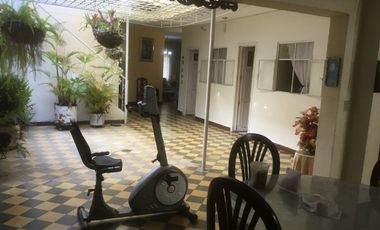 VENDO LOTE CON CASA PARA REMODELAR O CONSTRUIR