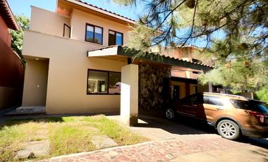 Casa en VENTA Club Golf Altozano MORELIA 4 Recamaras 3 Baños Jardin JACUzZI