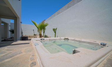 Villa con vista al oceano y a unos pasos de una extensa playa arenosa