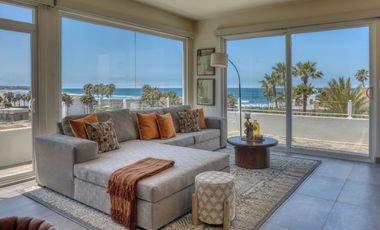 Villa con vista al oceano y a unos pasos de una extensa playa arenosa